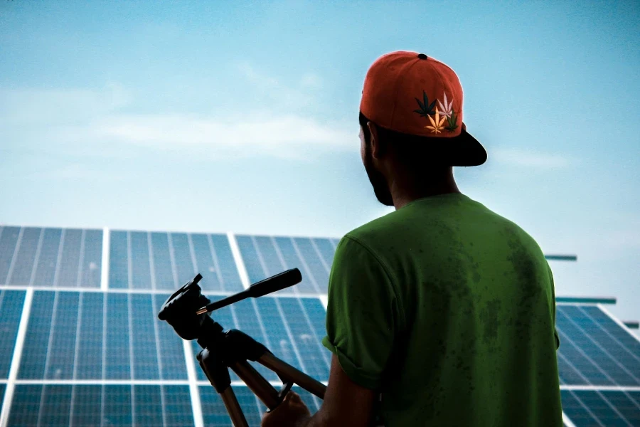 Homme face à un panneau solaire