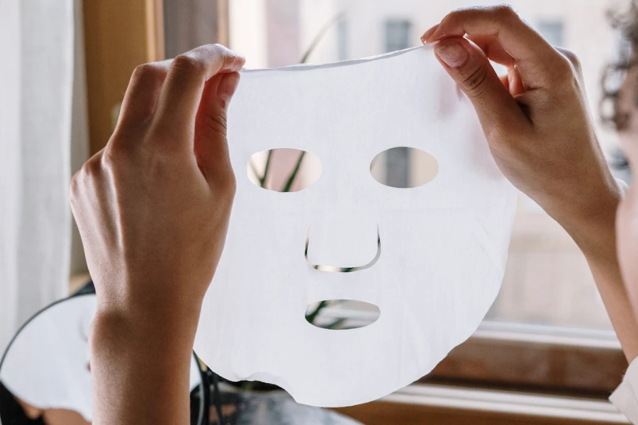 Person mit einer Gesichtsmaske aus Baumwolle