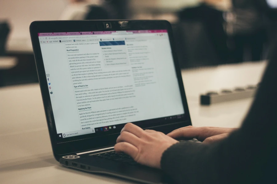 Pessoa trabalhando na formatação de um blog em um laptop