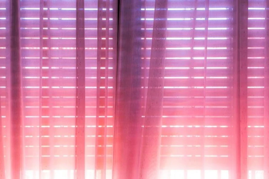 Cortinas de janela transparentes roxas e rosa