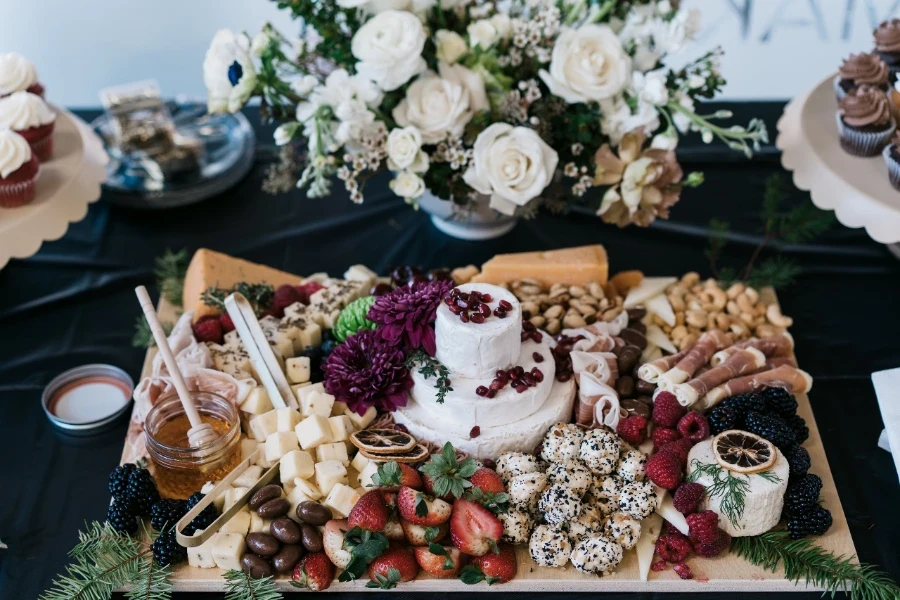 Tabla de embutidos rectangular con comida.