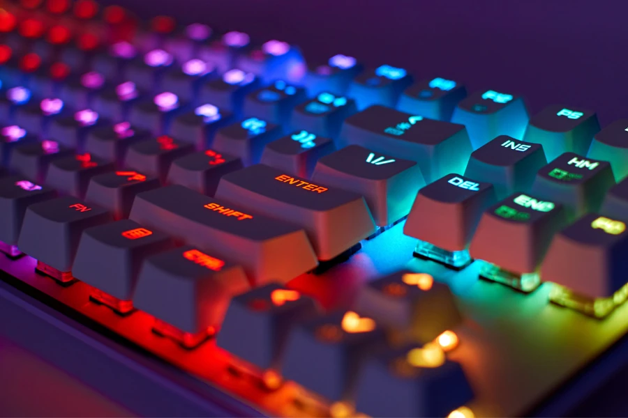 Keyboard mekanis RGB dengan pencahayaan multi-warna