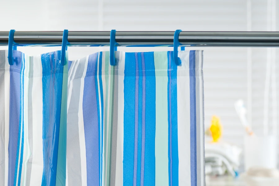 cortinas de chuveiro com padrão azul, branco e cinza