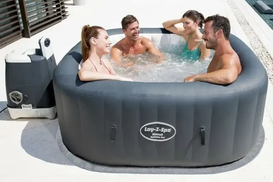 Petite piscine spa gonflable avec quatre personnes à l'intérieur