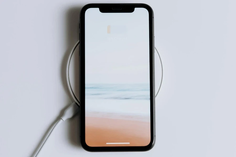Smartphone cargando en una plataforma de carga