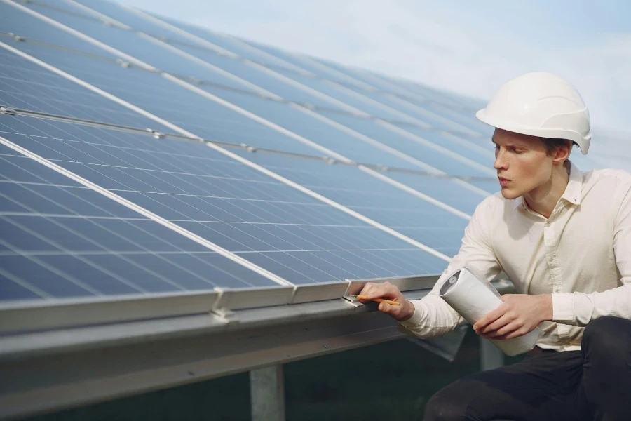 Técnico solar verificando um painel solar