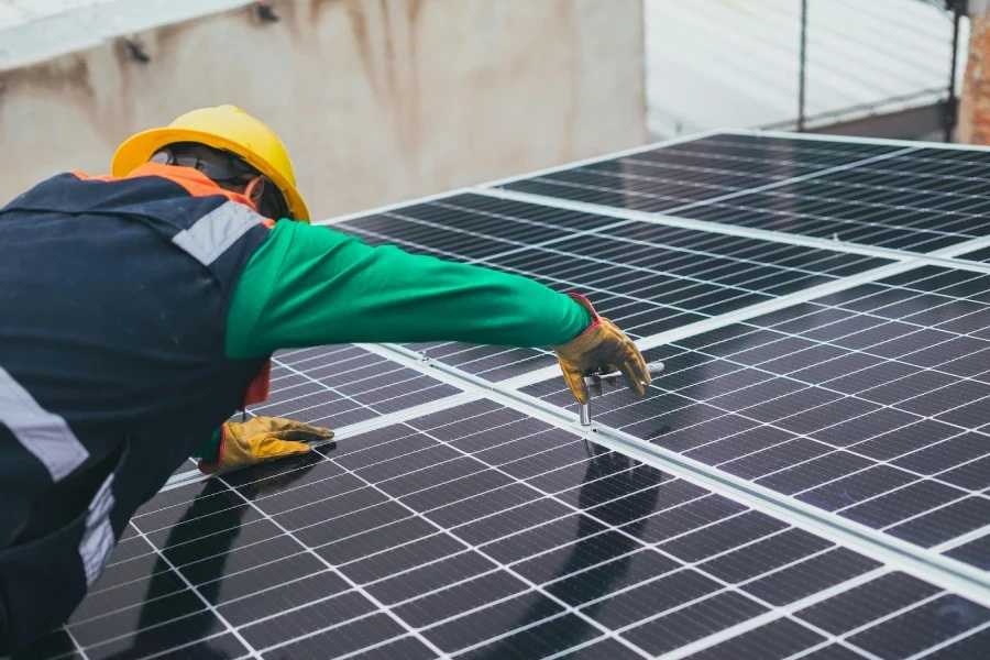 Técnico solar instalando un panel solar