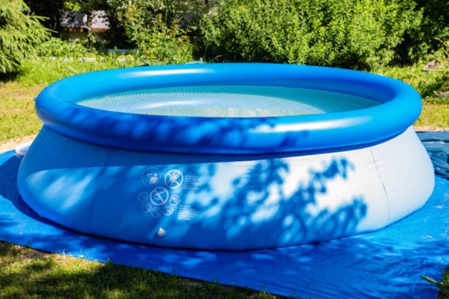 Configuración estándar de piscina inflable azul en un jardín.