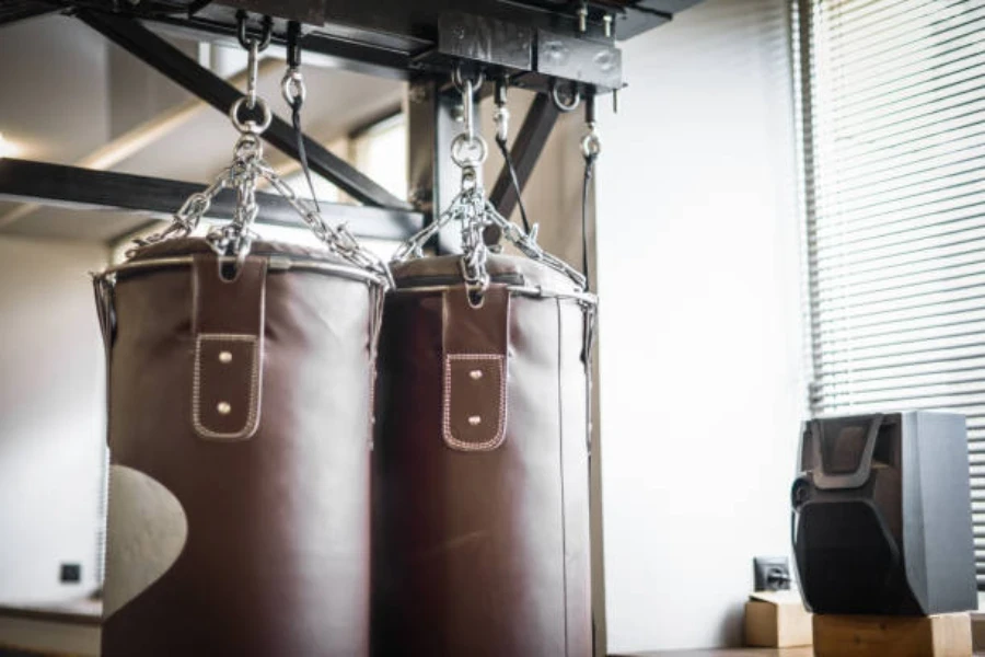 Zwei braune Boxsäcke aus Leder, nebeneinander aufgehängt