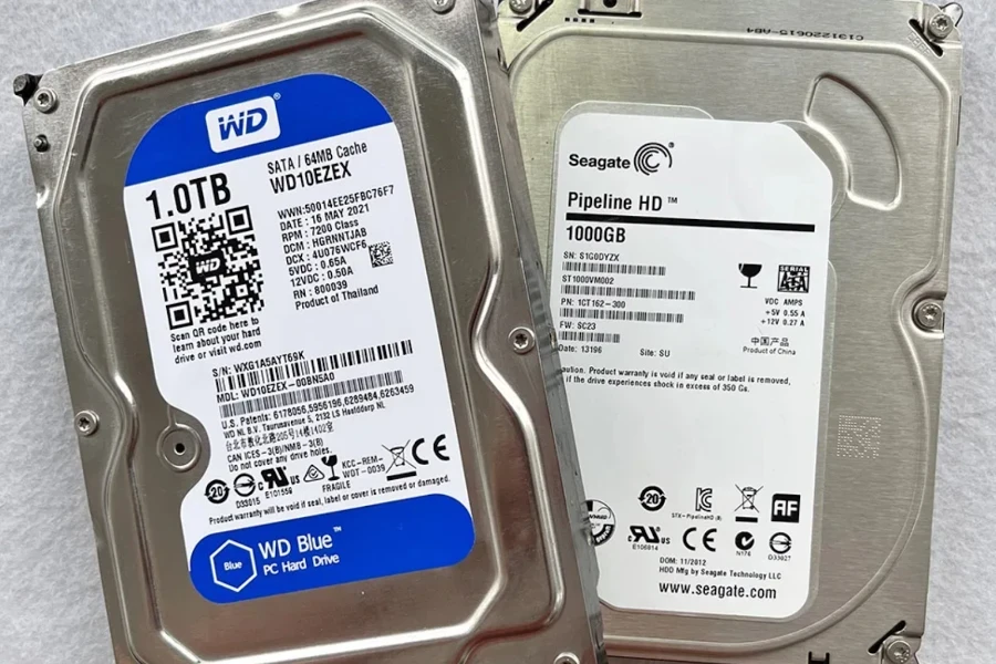 Dua hard disk drive laptop yang berbeda