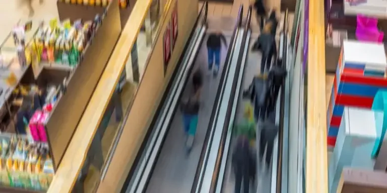 uk-retail-footfall-drops-2-8-yoy-in-january-2024