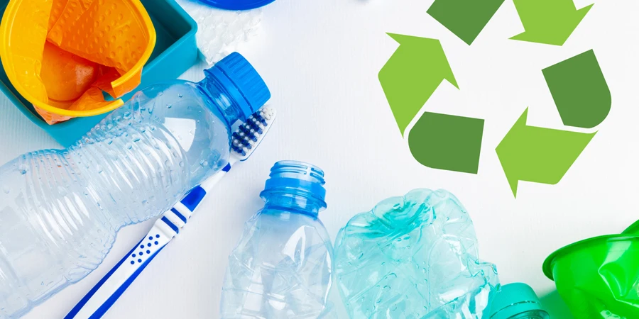 رمز بيئي لإعادة تدوير النفايات مع التخلص من القمامة على سطح خلفية الطاولة