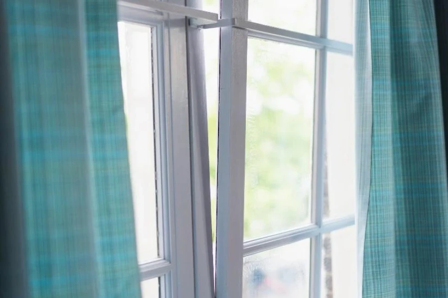 Ventanas blancas con cortinas a cuadros azules.