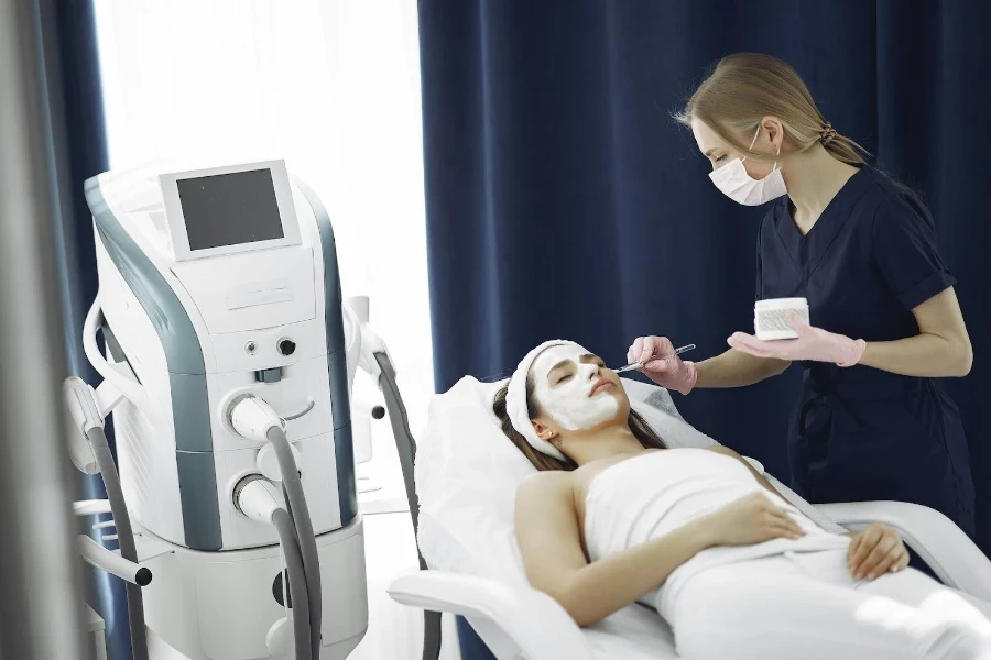 Mujer recibiendo tratamiento de belleza en un salón de belleza