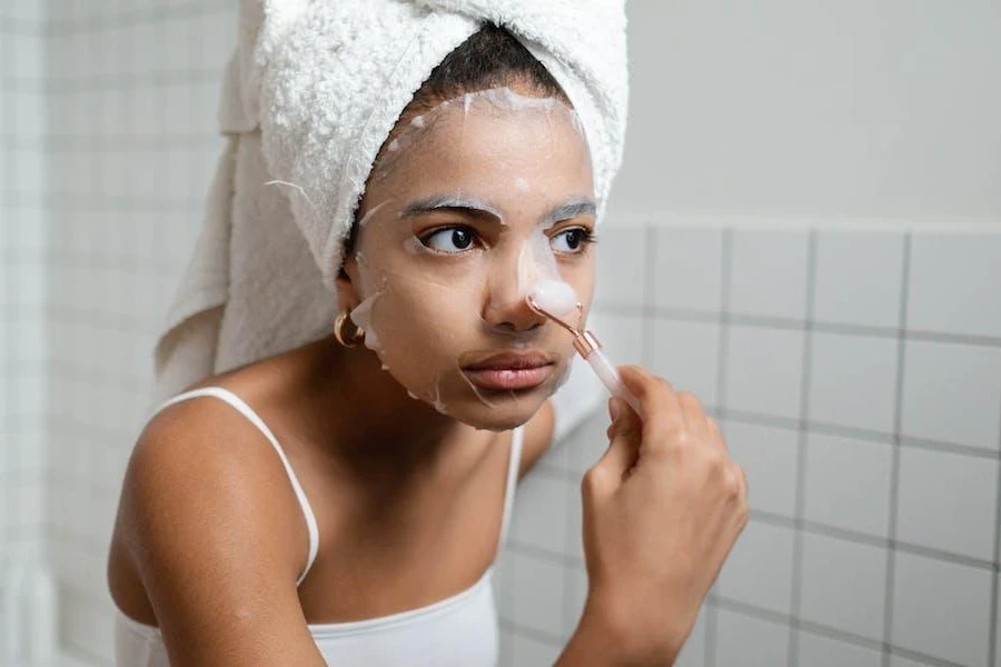 Mulher colocando uma máscara facial no rosto