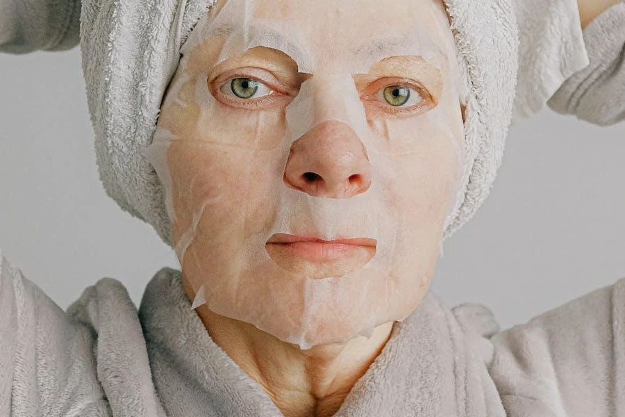 Mujer vistiendo una máscara facial y batas de baño.