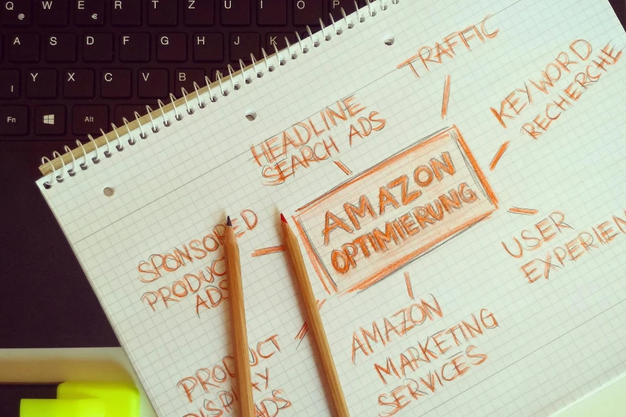 Menulis di atas kertas yang menguraikan strategi pemasaran Amazon