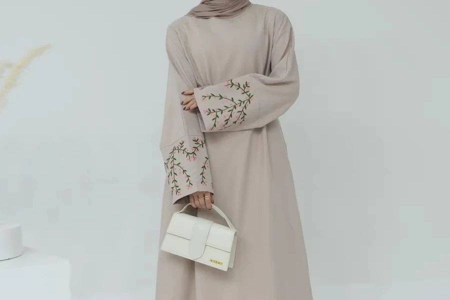 5. Abaya di fiori ricamati in lino Ramadan