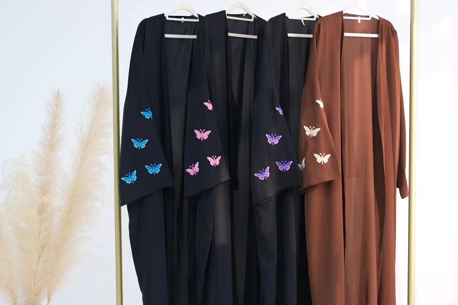 6. Nida Abaya negra con bordado de mariposas
