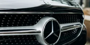 Eine Nahaufnahme des neuen schwarzen Mercedes-Benz