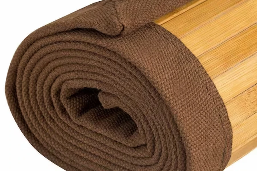 Una alfombra de bambú doblada
