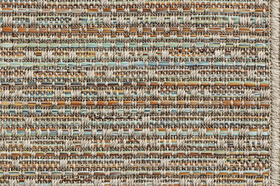 Un tapis en sisal multicolore