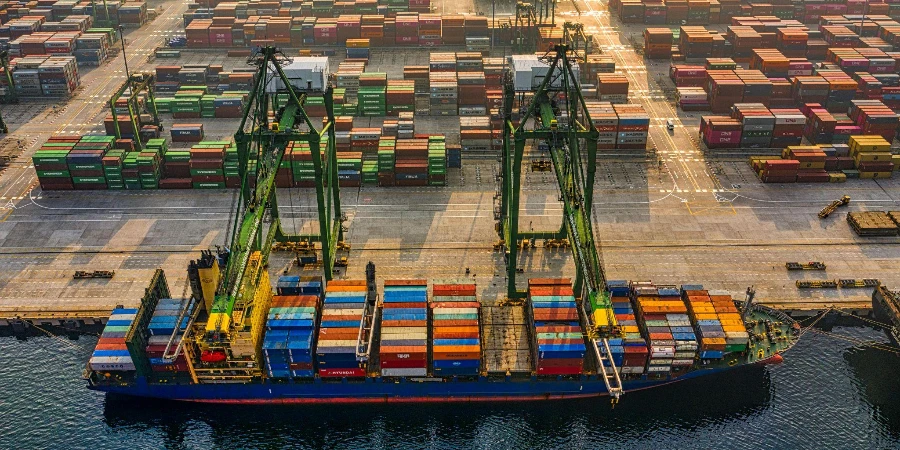 活発な海上輸送が世界の輸入を促進