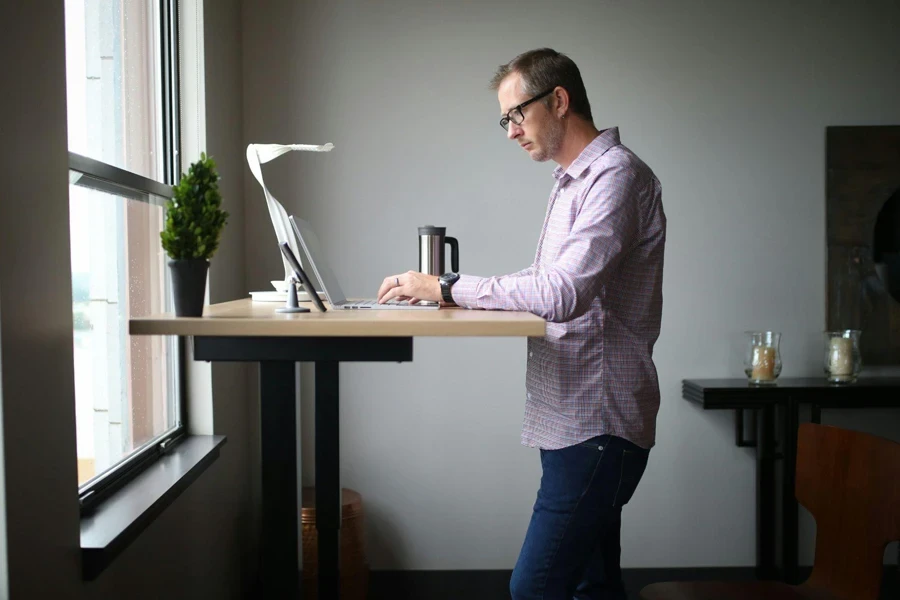 Muebles de oficina en casa ajustables y ergonómicos.