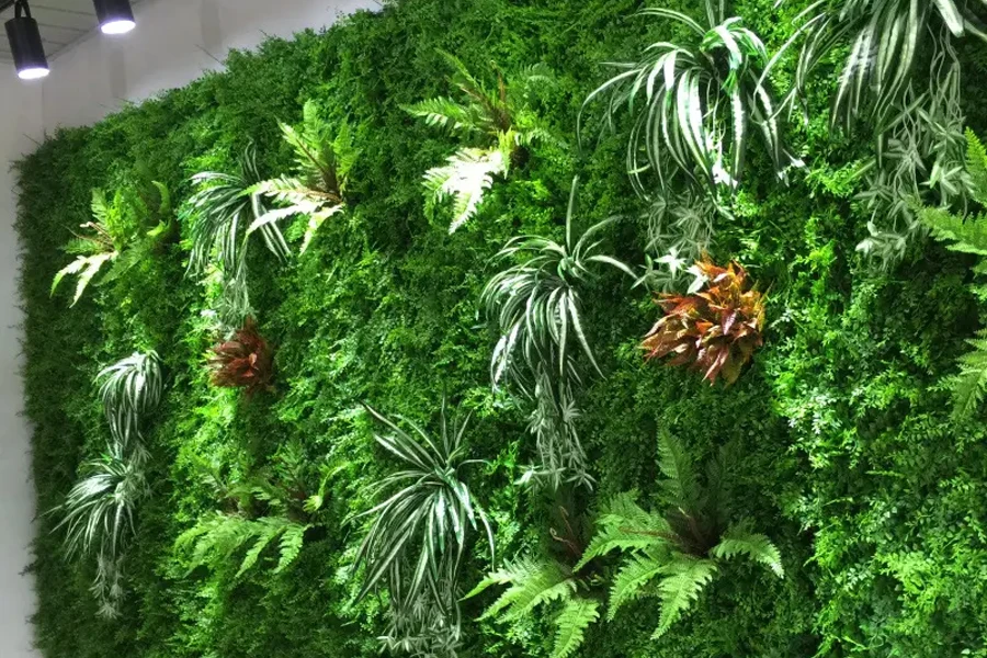 Las paredes de plantas artificiales a menudo parecen realistas y estéticamente agradables