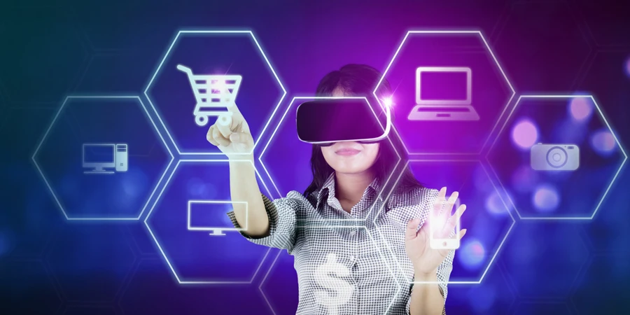 VR メガネをかけてオンラインで買い物をするアジア人女性