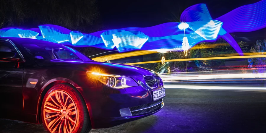 Auto del marchio BMW in città con un'illuminazione interessante
