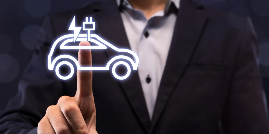 Empresário escolhendo o botão do carro EV na tela virtual