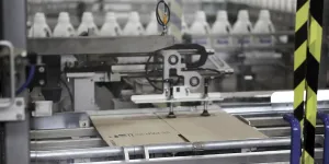 Boîtes en carton sur tapis roulant en usine