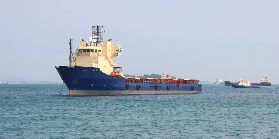 Frachtschiffe fahren in den Gewässern um Singapur