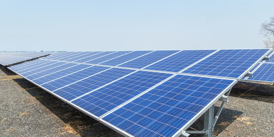 مجموعة صفوف قريبة من الخلايا الشمسية المصنوعة من السيليكون متعدد البلورات أو الخلايا الكهروضوئية في محطة الطاقة الشمسية