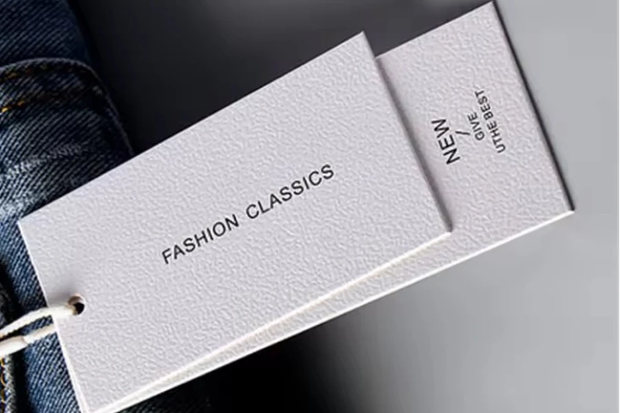 Etichette di abbigliamento con logo di design personalizzato alla moda