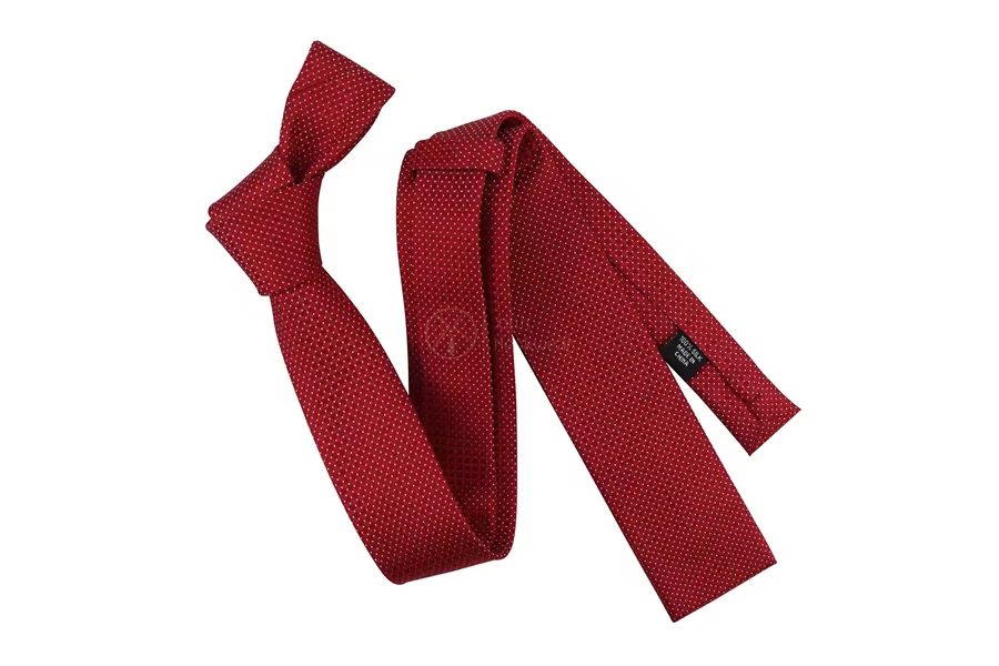 Modèle personnalisé fabrique rouge avec point blanc extrémité plate droite hommes cravate Jacquard tissé homme mûres cravates en soie