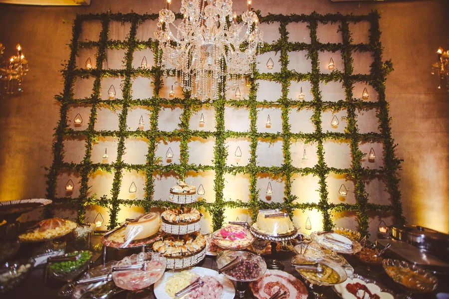 Treliça decorativa ao lado de uma mesa cheia de comida