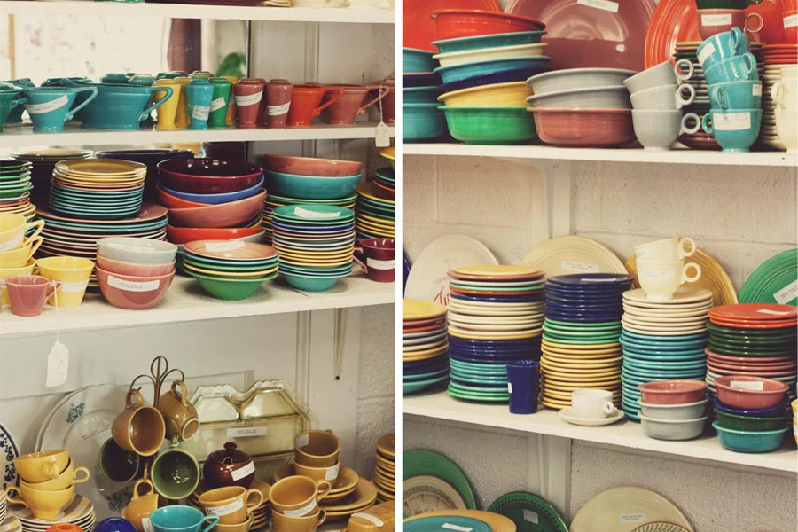 Разнообразная яркая посуда для продажи на полке рынка