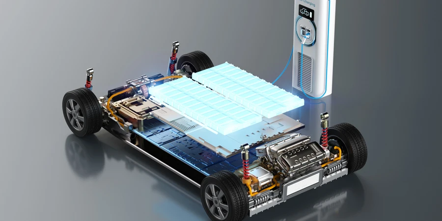 Batterie de voiture électrique branchée avec station de recharge ev