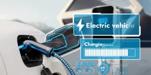 Pengisian ulang mobil listrik dari stasiun pengisian EV menampilkan hologram status baterai digital pintar