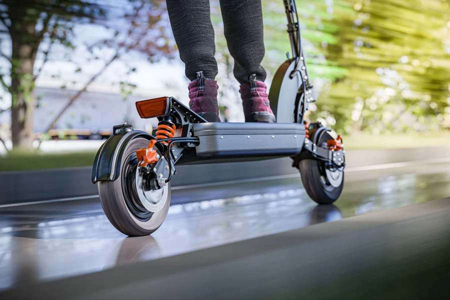 Elektrikli scooter hızlı sürüş