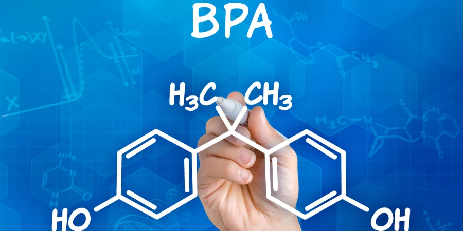 Mano con bolígrafo dibujando la fórmula química del BPA.