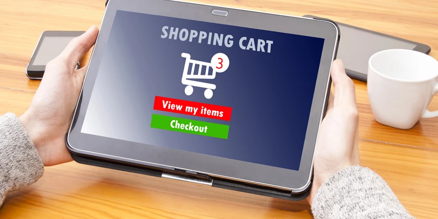 Mãos com tablet e compras on-line