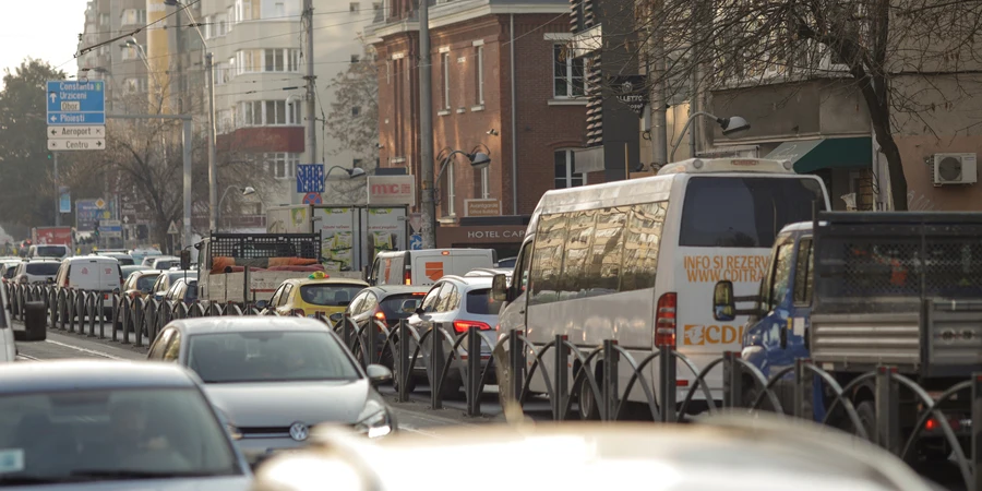 Circulation automobile intense au centre-ville de Bucarest