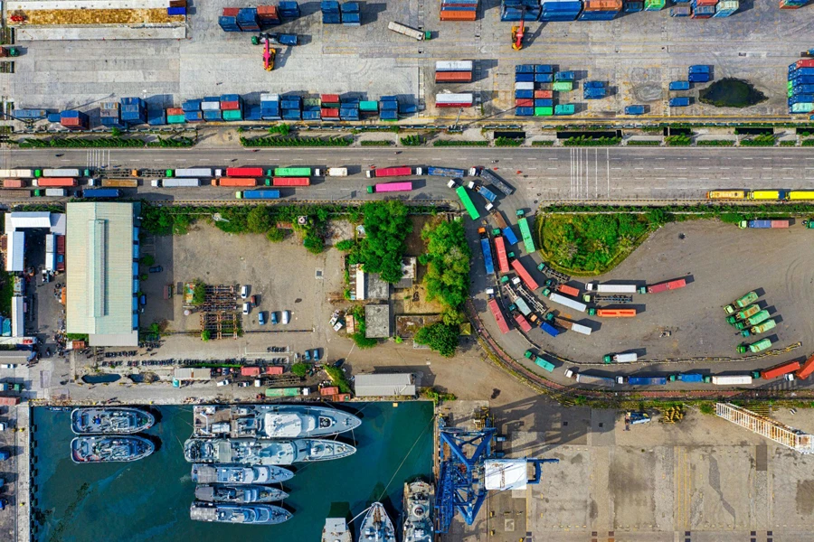 Загруженные грузовые суда означают напряженный процесс экспорта и импорта.