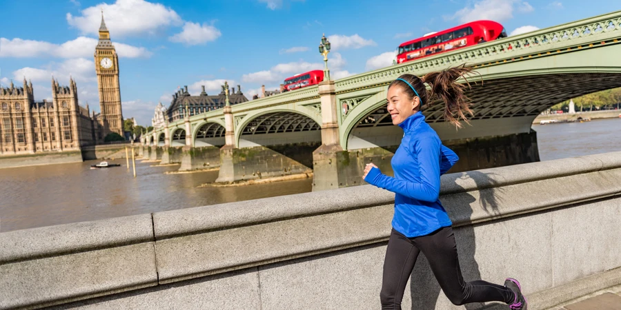 Londra koşusu fit koşucu kadın koşuyor