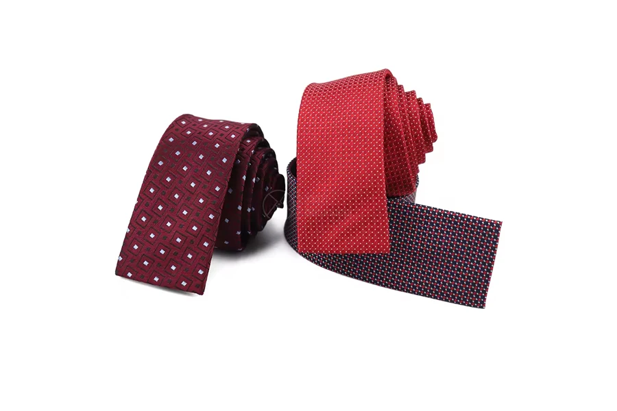 Cravatta da uomo con motivo quadrato rosso e bianco blu scuro con motivo mini Cravatta colorata in seta con estremità piatta, realizzata in tessuto personalizzato