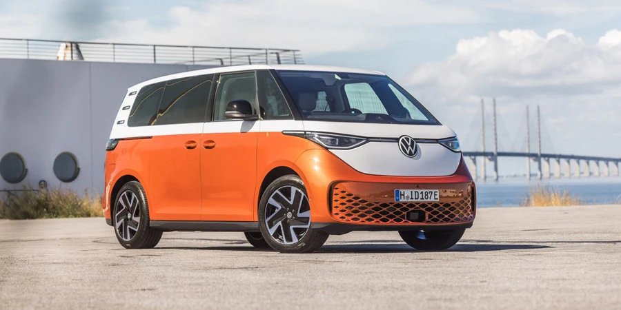Oranye Volkswagen VW ID Buzz Pro mobil Listrik modern di luar ruangan di Swedia