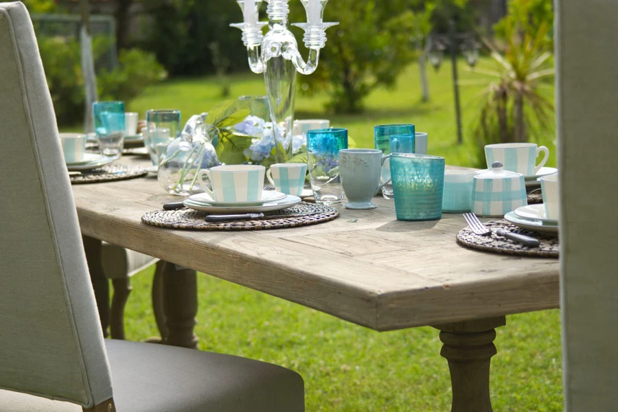 Outdoor-ready tableware should combine resilience with elegance